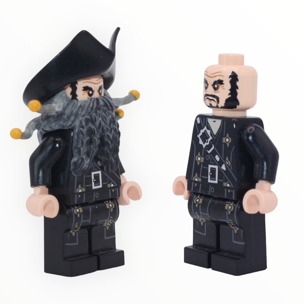 LEGO Pirate Captain Blackbeard Minifig with Treasure Italy